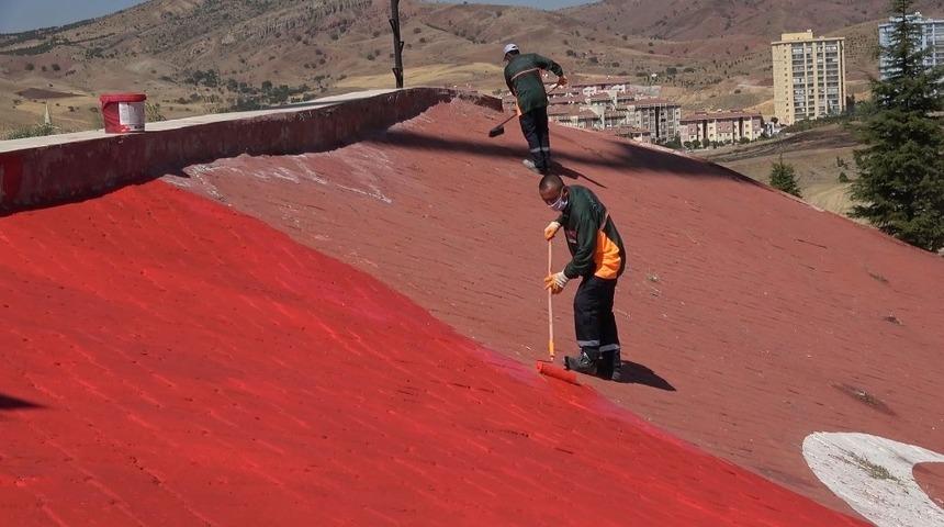 43 ilin ge&ccedil;iş noktasında yer alan 600 metrekarelik T&uuml;rk bayrağı bakıma alındı