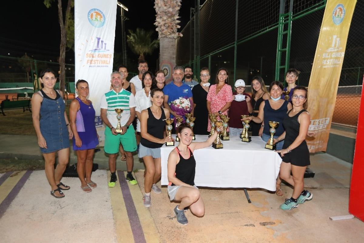 Mezitli&rsquo;deki tenis turnuvasında 60 sporcu ter d&ouml;kt&uuml;