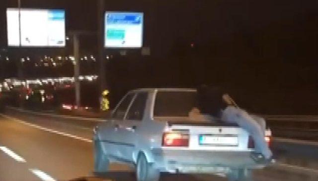 Bakırköy'de bagaj üstünde yolculuk yapılan otomobil sürücüsü yakalandı