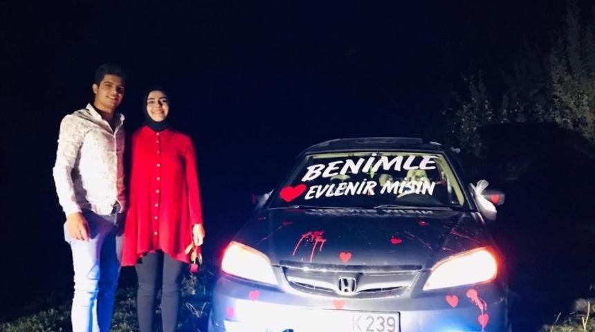 Arabası sayesinde tanıştığı kıza s&uuml;rpriz evlilik teklifi
