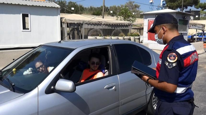 İzolasyonda olması gerekirken, Antalya'ya tatile giderken yakalandı