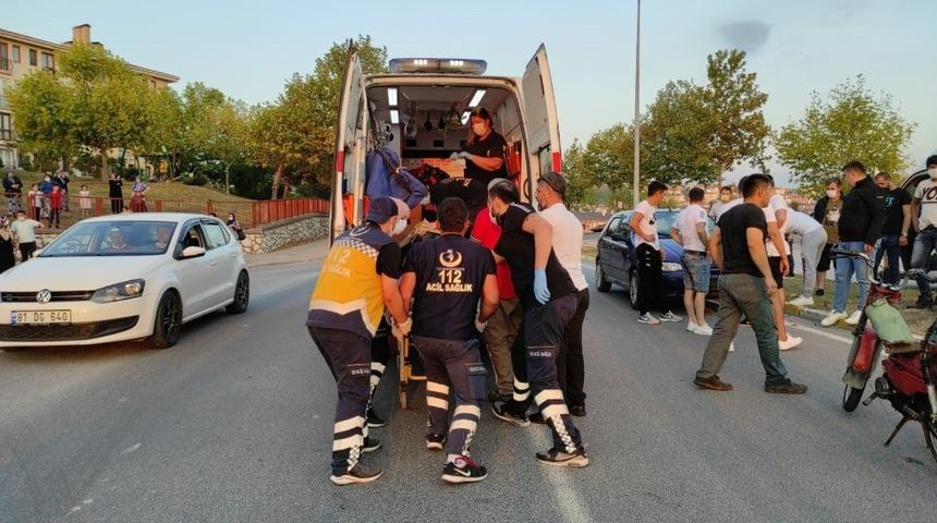 D&uuml;zce&rsquo;de otomobilin &ccedil;arptığı motosiklet s&uuml;r&uuml;c&uuml;s&uuml; yaralandı