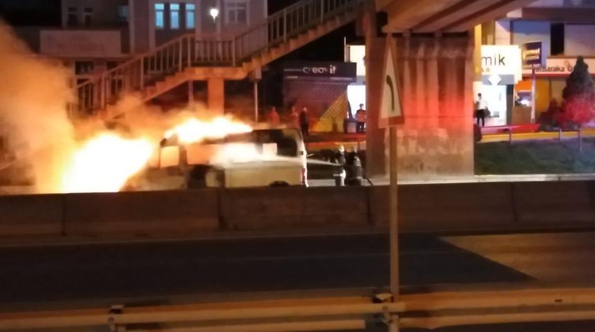 Kocaeli'de park halindeyken alev alan minib&uuml;s kullanılmaz hale geldi