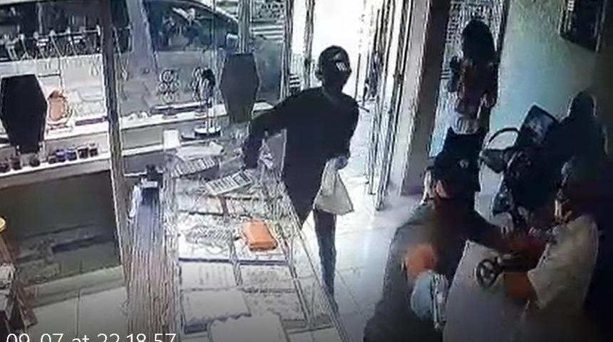 Adana&rsquo;da 29 saniyelik kuyumcu soygunu g&uuml;venlik kameralarına yansıdı