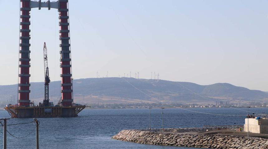 1915 &Ccedil;anakkale K&ouml;pr&uuml;s&uuml;'nde kılavuz halat &ccedil;ekimi nedeniyle Boğaz gemi ge&ccedil;işlerine kapatıldı