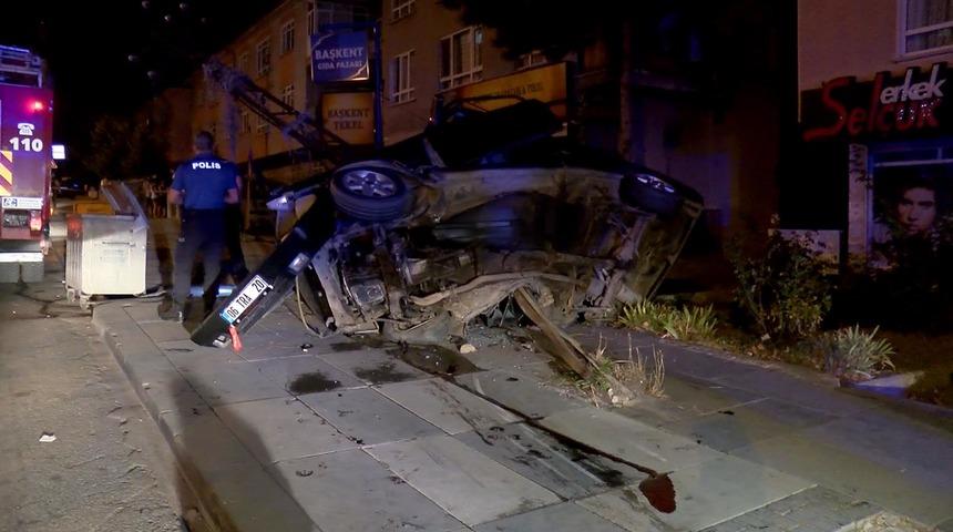 Başkentte feci kaza! Otomobil elektrik direğinde asılı kaldı: 1'i ağır 2 yaralı