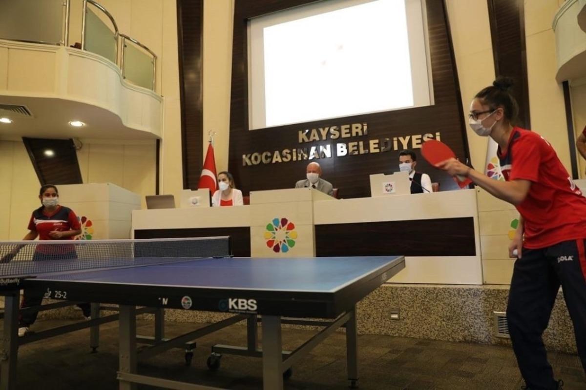 Kocasinan&rsquo;ın Meclisi&rsquo;nde T&uuml;rkiye&rsquo;nin gururlarından masa tenisi şovu