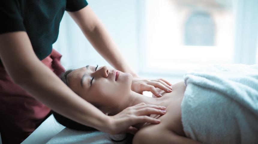 Faydaları saymakla bitmiyor! D&uuml;zenli olarak g&ouml;ğ&uuml;s masajı yaptığınızda..