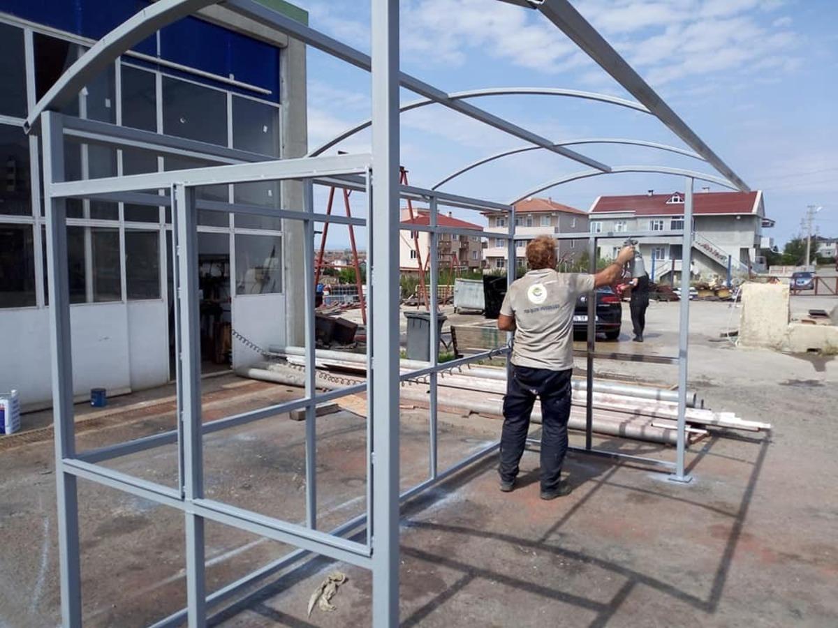 Ergene Belediyesi otob&uuml;s duraklarını ve bankları kendi &uuml;retiyor