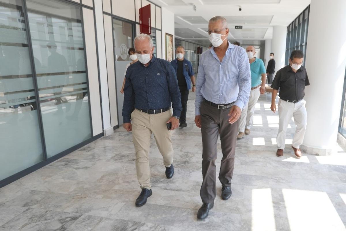 G&uuml;ltak ve Tarhan bir araya gelerek fikirleri paylaştı