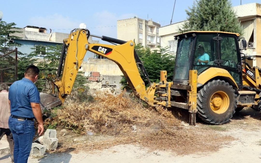Akdeniz&rsquo;de boş arsalar temizleniyor