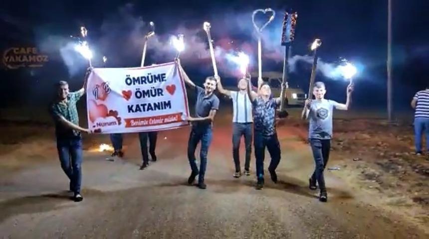 Evlilik teklifi s&uuml;rprizi 'sosyal mesafe' cezasıyla bitti!