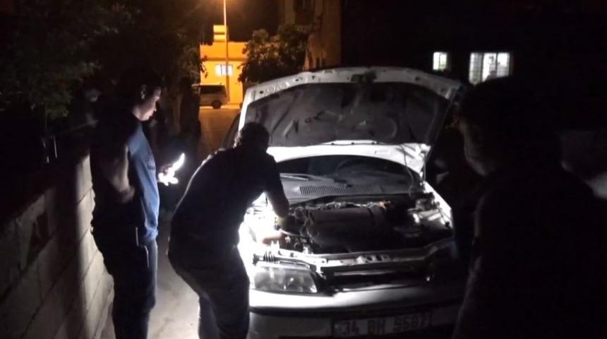 Polisten ka&ccedil;an otomobil elektrik direğine &ccedil;arptı