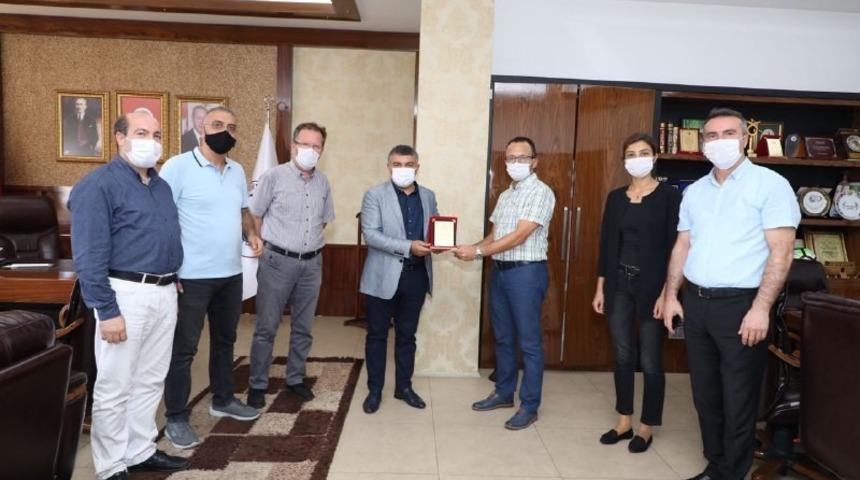 Sağlık&ccedil;ılardan Başkan Şayir&rsquo;e teşekk&uuml;r plaketi