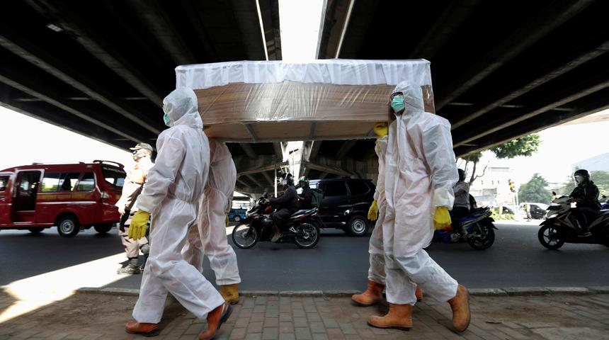 Endonezya'da görülmemiş olay! Canlı canlı tabuta girdiler