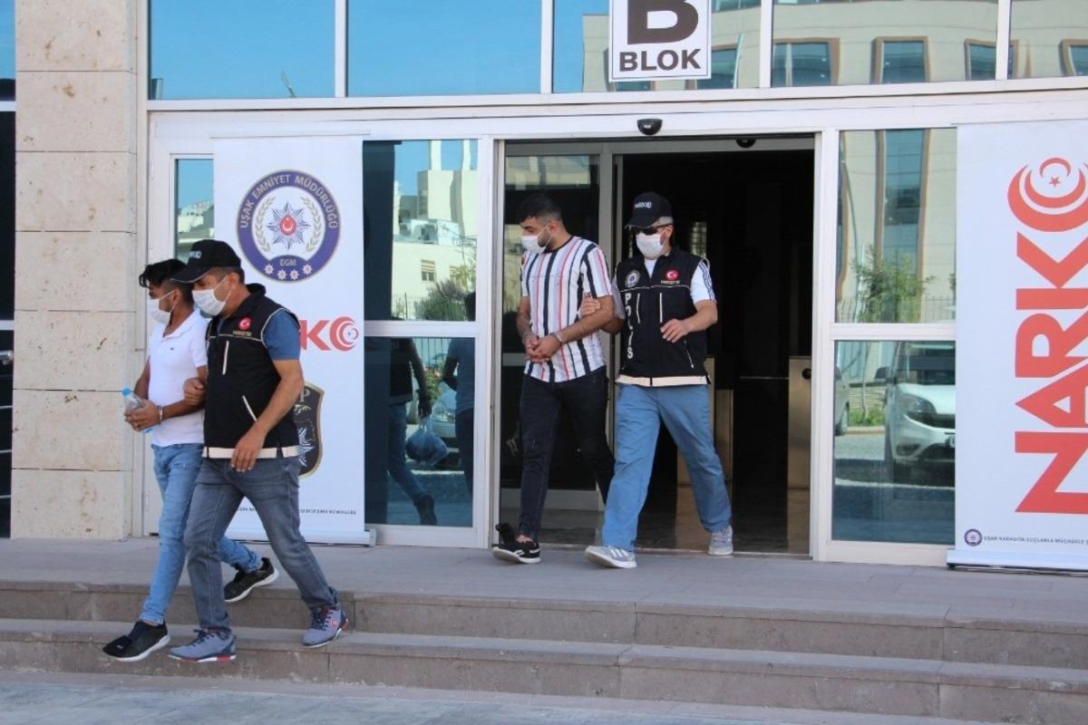 Uşak&rsquo;tan İzmir&rsquo;e sevk edilen 40 kilo esrar dedekt&ouml;r k&ouml;peklere takıldı