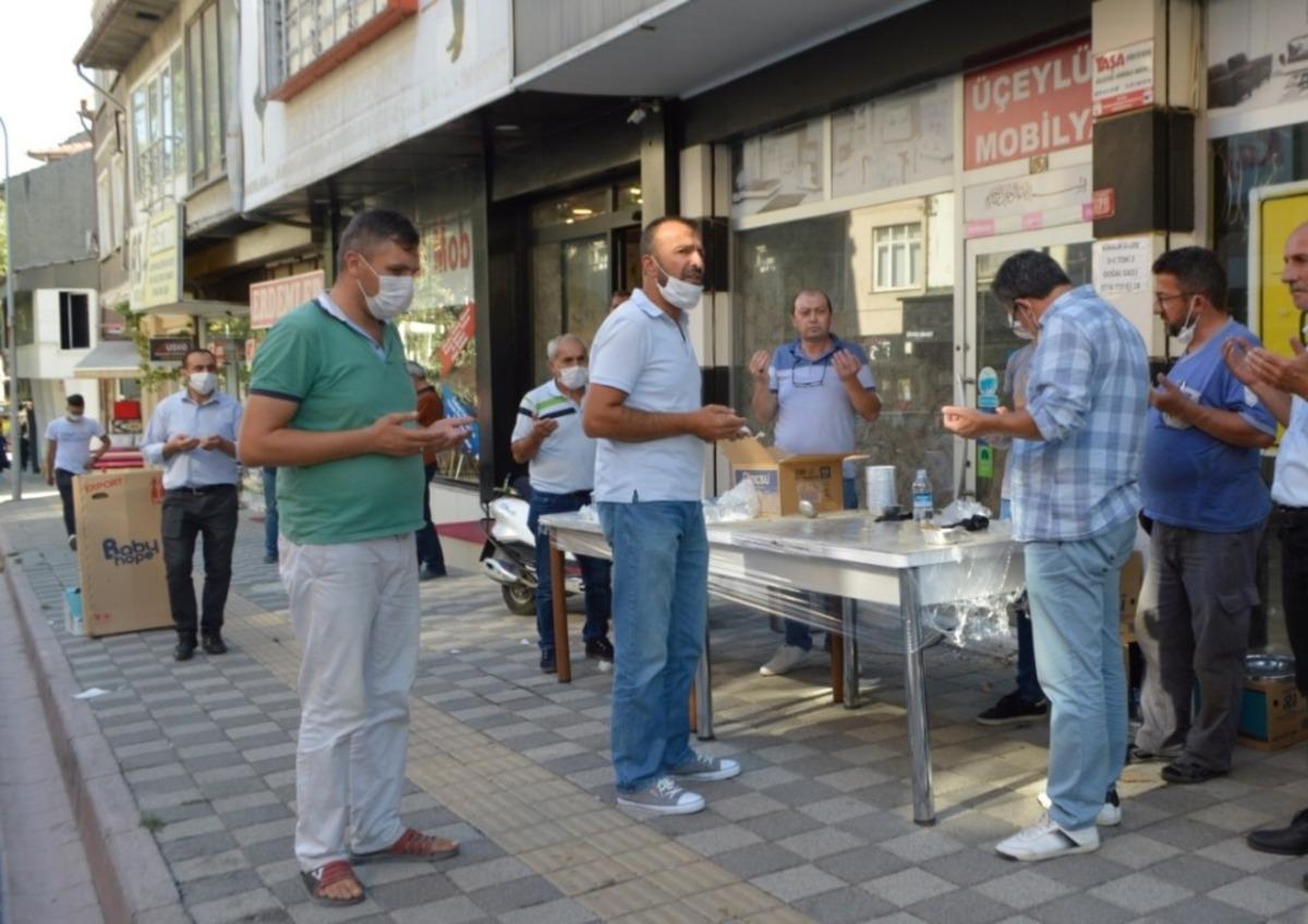 Esnaflardan s&uuml;r&uuml;c&uuml; ve vatandaşlara aşure ikramı