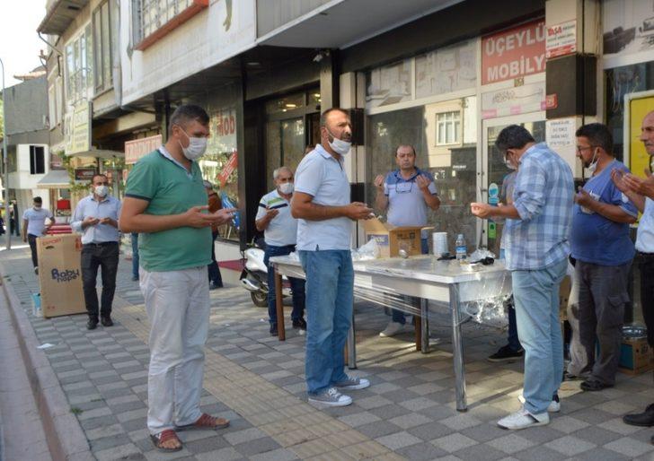 Esnaflardan sürücü ve vatandaşlara aşure ikramı G1