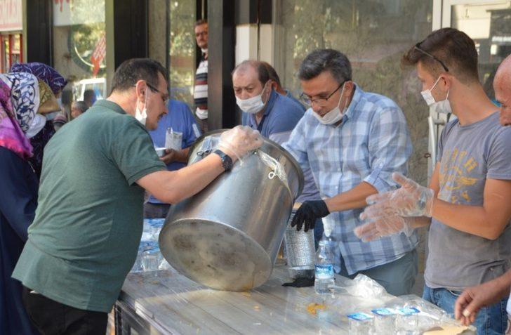 Esnaflardan sürücü ve vatandaşlara aşure ikramı G2
