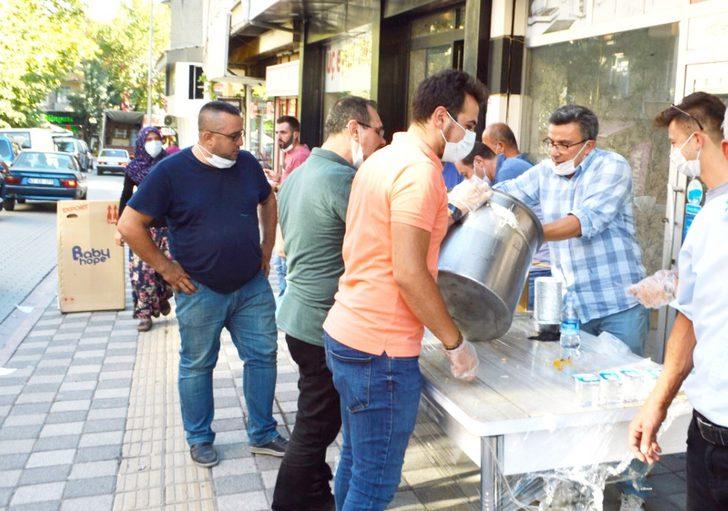 Esnaflardan sürücü ve vatandaşlara aşure ikramı G3