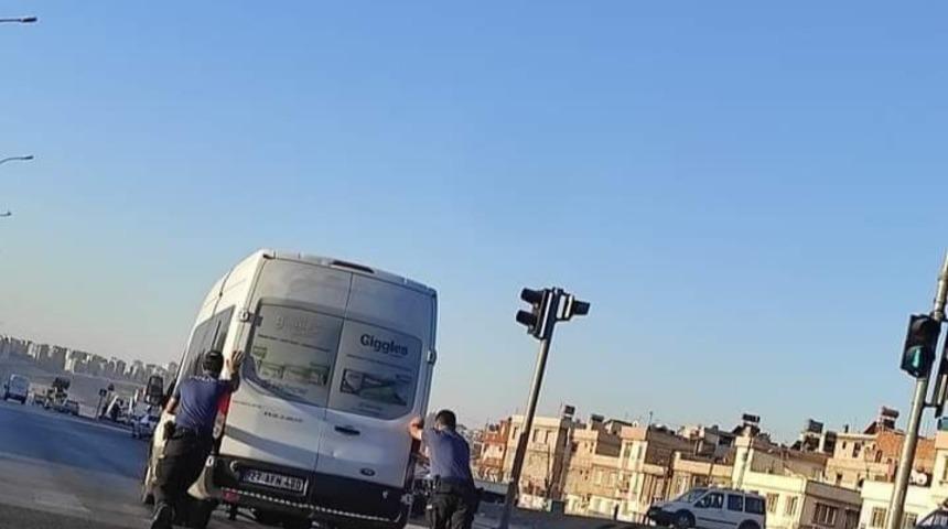 Yolda kalan iş&ccedil;i servisinin imdadına polisler yetişti
