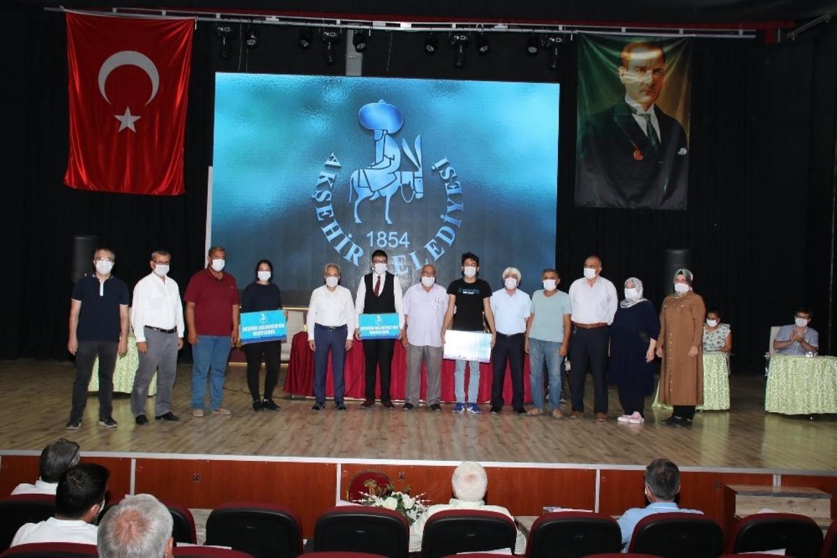 Akşehir Belediyesinden başarılı &ouml;ğrencilere notebook
