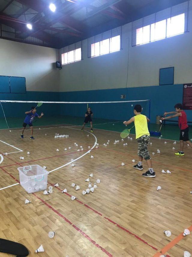 Manisalı badmintonculardan yoğun antrenman