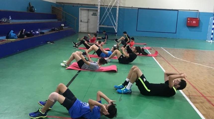 Manisalı badmintonculardan yoğun antrenman