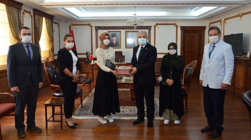 Başarılı gen&ccedil;ler, Vali İbrahim Akın tarafından &ouml;d&uuml;llendirildi