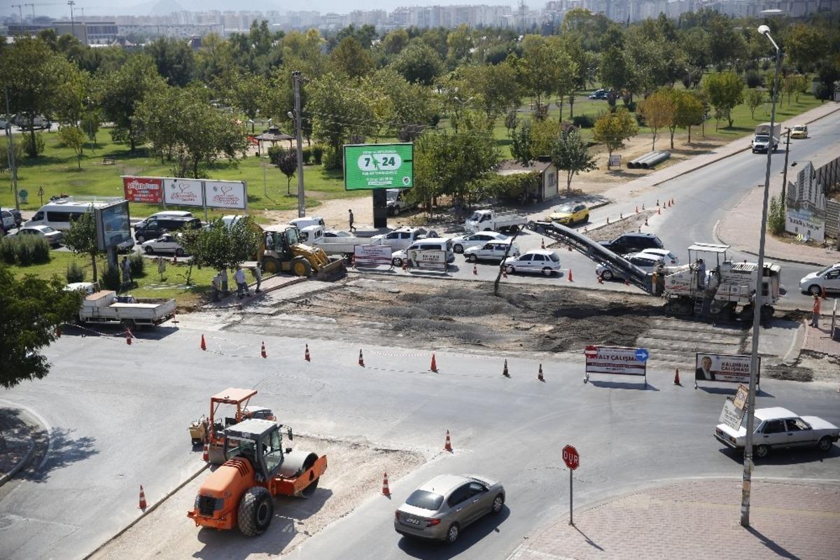 B&uuml;y&uuml;kşehirden Kepez&rsquo;de kavşak d&uuml;zenlemesi