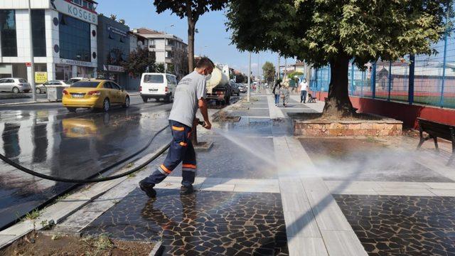 Düzce Belediyesi ekipleri yolları ve kaldırımları yıkadı