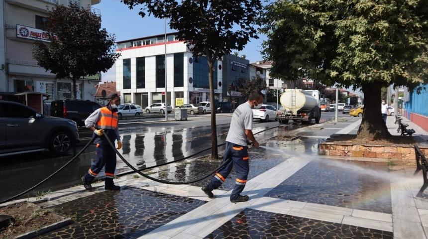 D&uuml;zce Belediyesi ekipleri yolları ve kaldırımları yıkadı