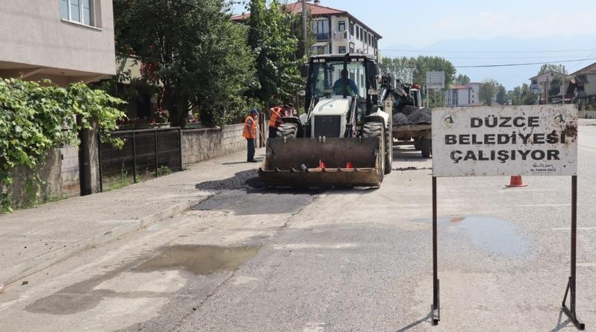 Düzce’de bozuk yollar onarılmaya devam ediyor
