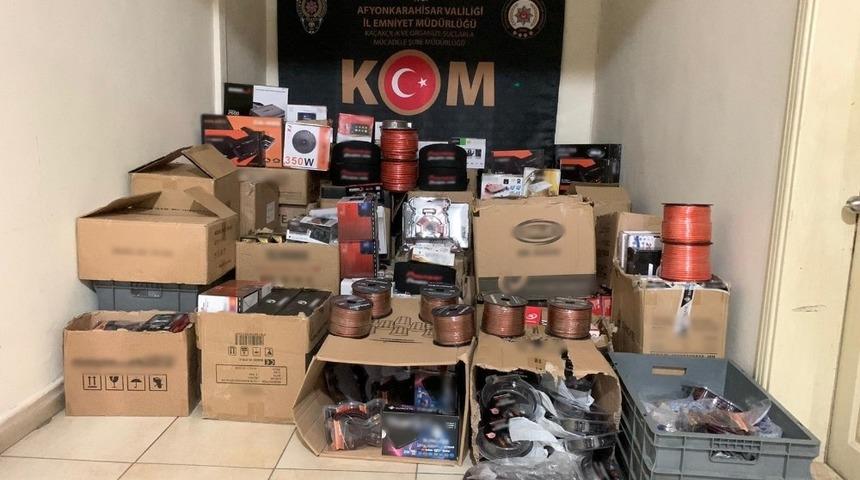 Polis binlerce adet gümrük kaçağı elektronik ürün yakaladı