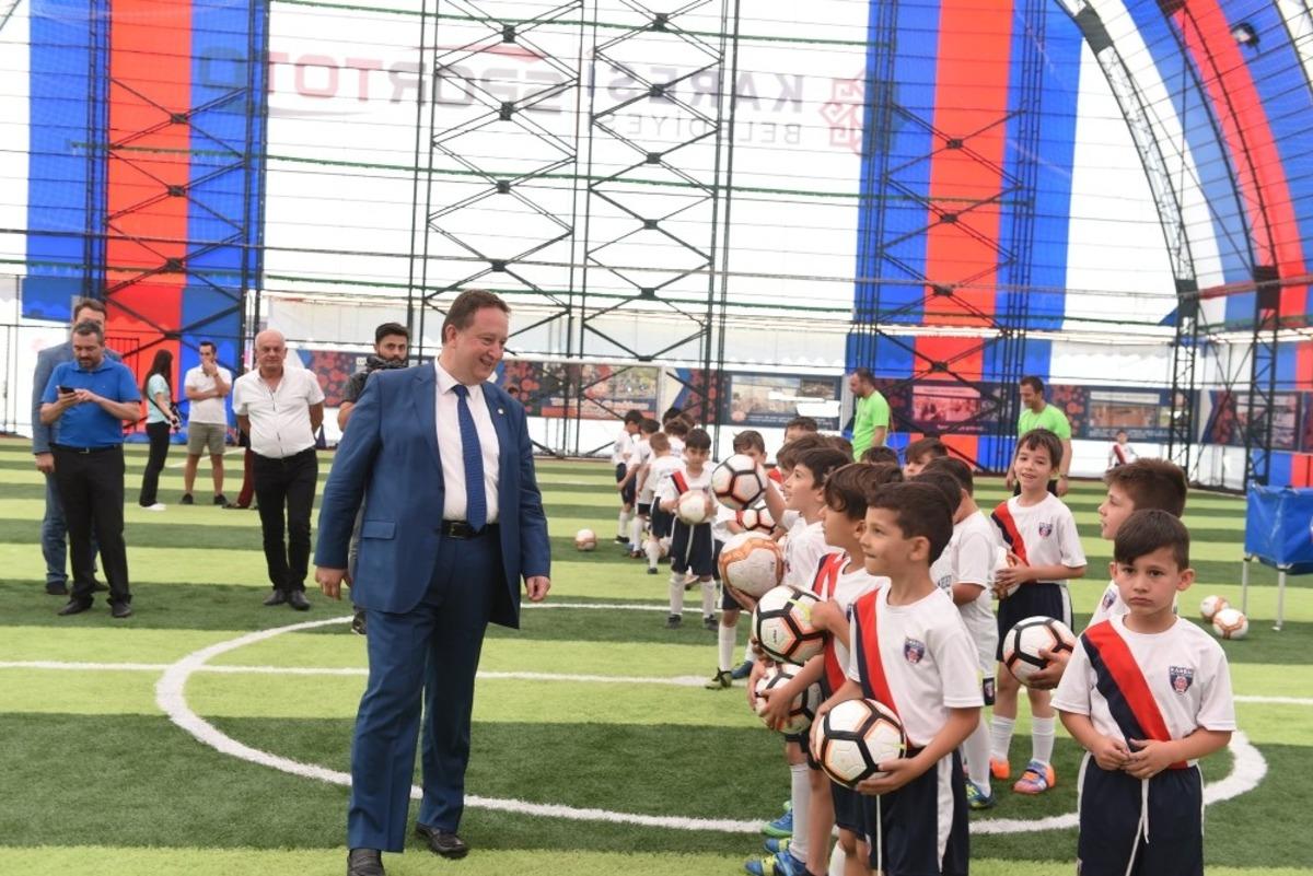 Karesi Belediyesinden kırsal mahallelere halı saha