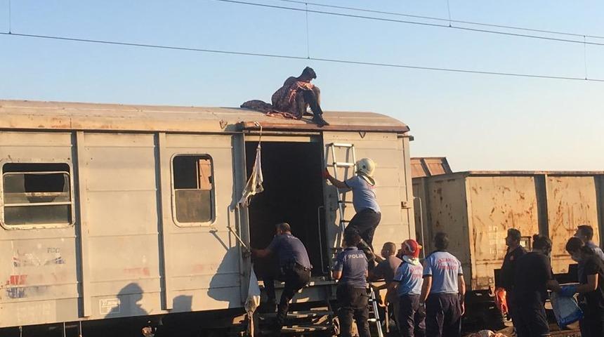 Korkunç olay! Vagon üzerinde selfie çekmek isteyince... Ölümden döndüler