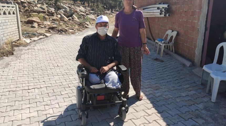 Engelli vatandaşın y&uuml;z&uuml;n&uuml; g&uuml;ld&uuml;rd&uuml;ler