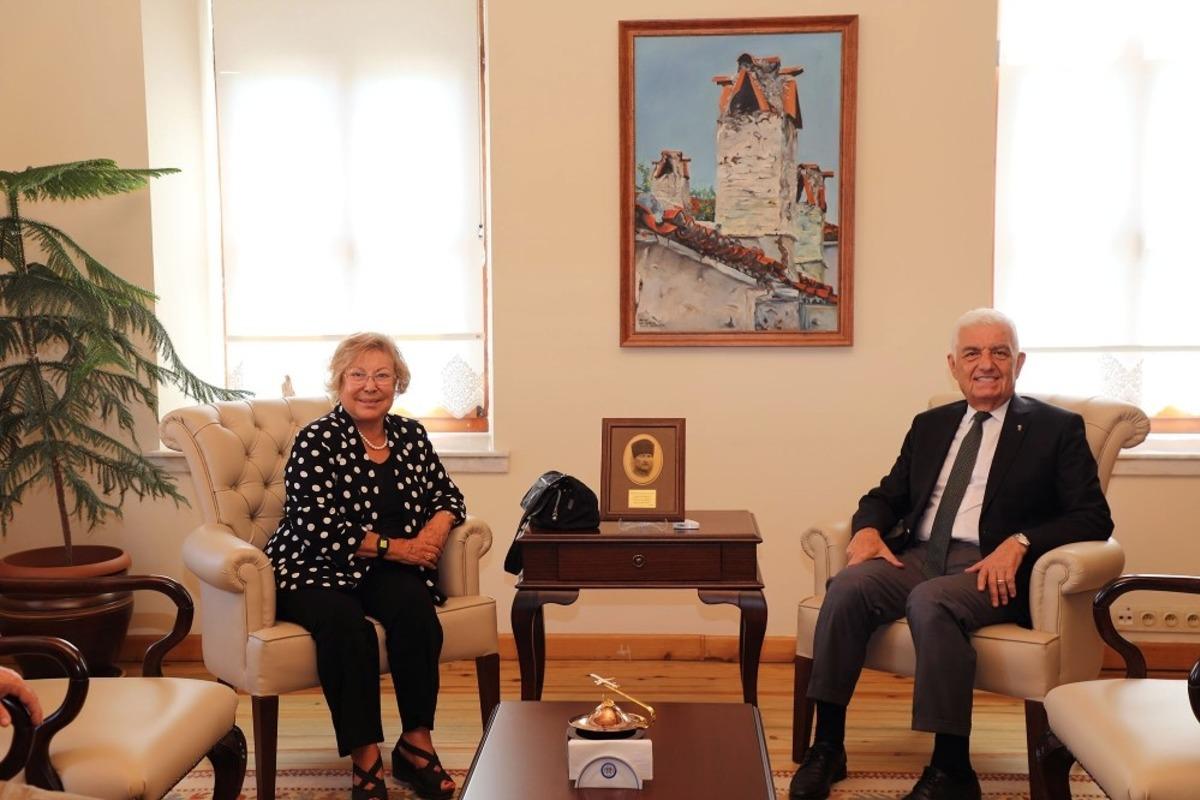 İmren Aykut&rsquo;tan Başkan G&uuml;r&uuml;n&rsquo;e ziyaret