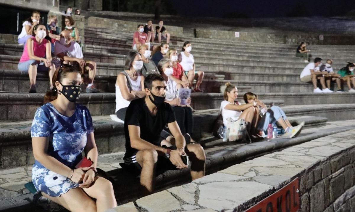 Marmaris&rsquo;te &ldquo;A&ccedil;ık hava sinema geceleri s&uuml;r&uuml;yor&rdquo;