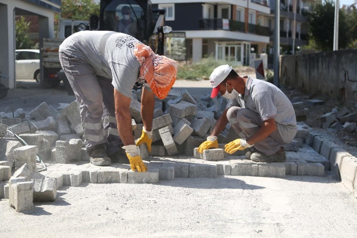 Efeler&rsquo;de yol yenileme &ccedil;alışmaları s&uuml;r&uuml;yor