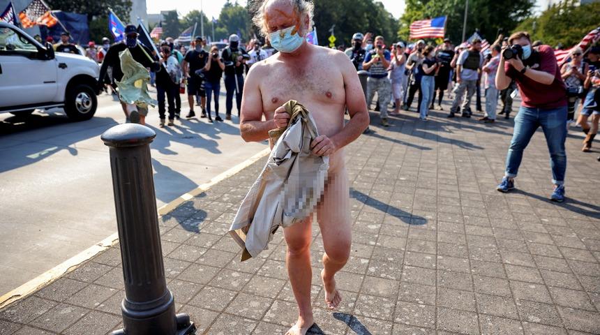 Protestoların ortasında çırılçıplak bir adam!