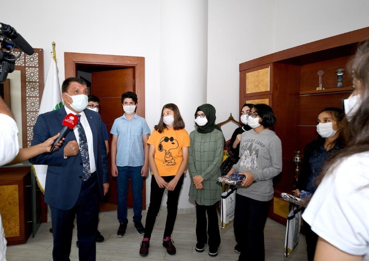 G&uuml;rkan&rsquo;dan başarılı &ouml;ğrencilere hediye