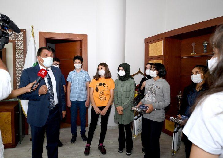 Gürkan’dan başarılı öğrencilere hediye G1