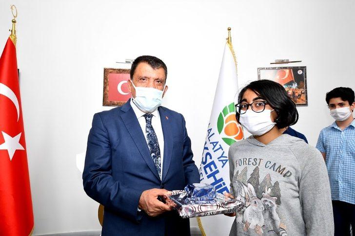 Gürkan’dan başarılı öğrencilere hediye G3