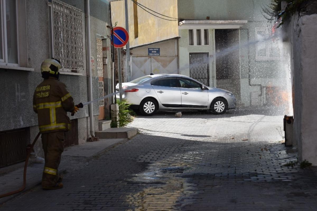 Doğalgaz kutusu alev aldı