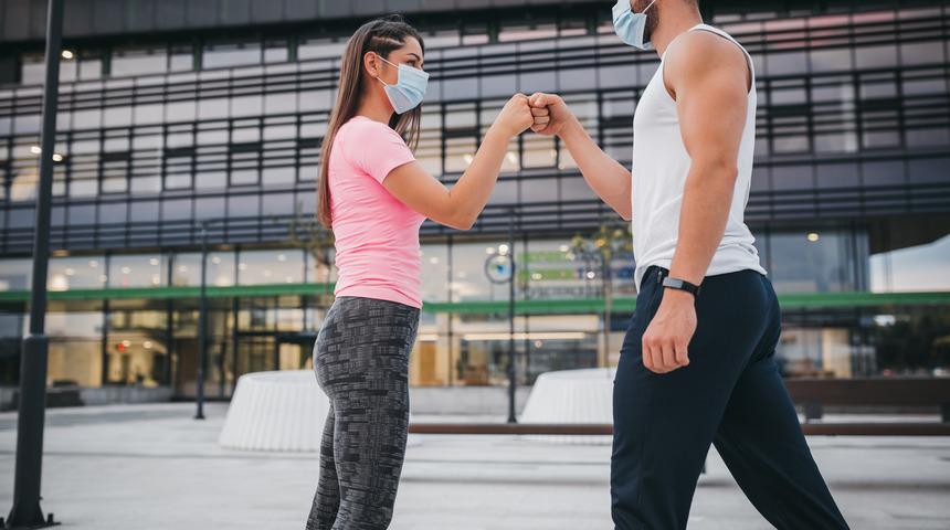 'Yumruk tokuşturmak yoluyla bile temasta bulunmayın'