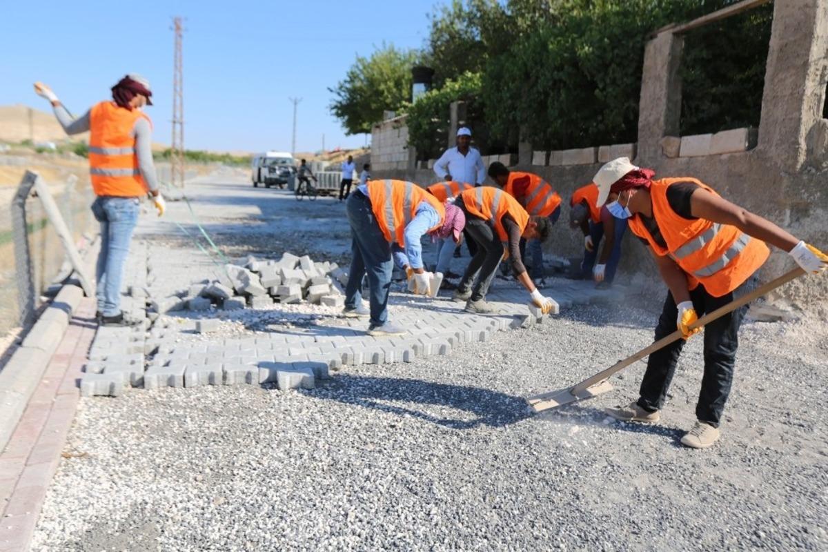 Haliliye kırsalında kilitli parke &ccedil;alışmaları devam ediyor
