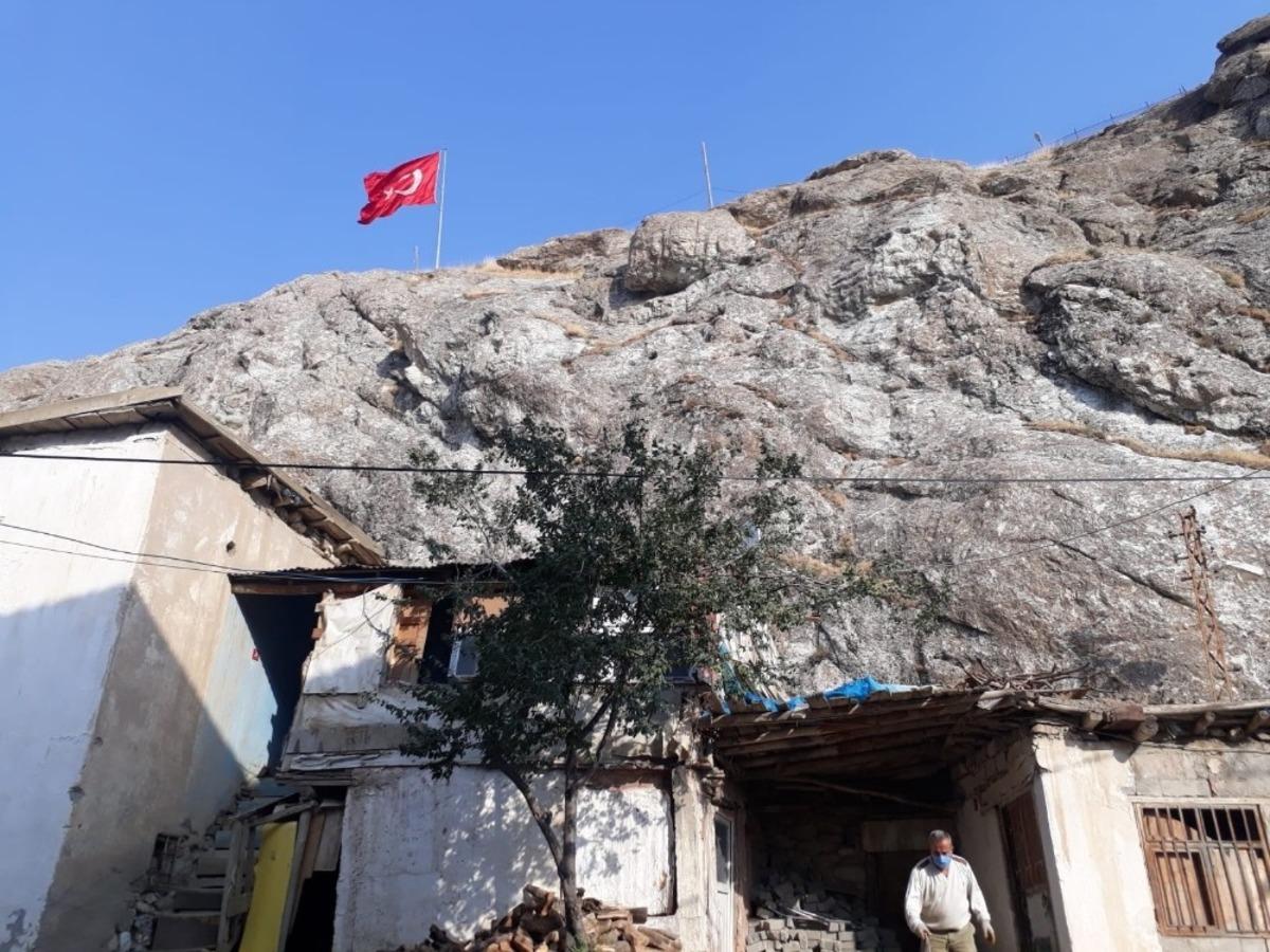 Hakkari&rsquo;de d&uuml;şen kayalar hasara yol a&ccedil;tı