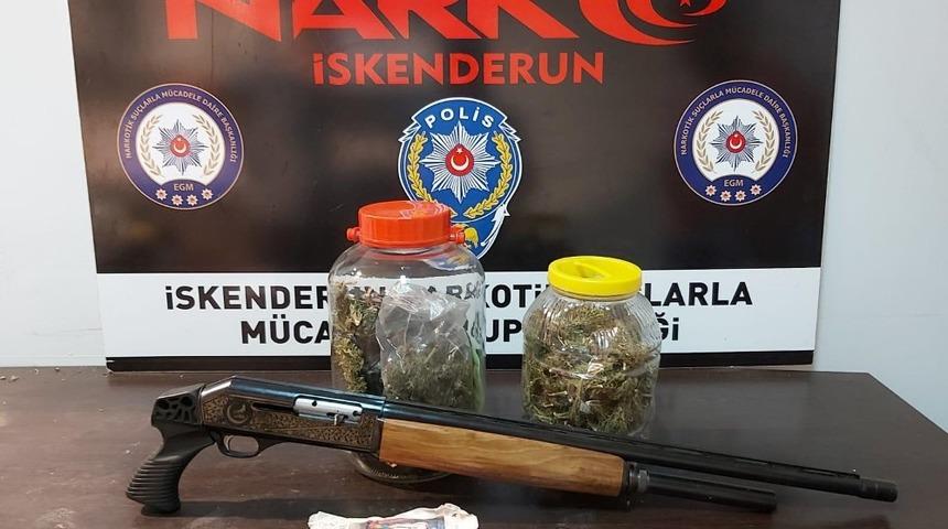 İskenderun&rsquo;da uyuşturucu ve ka&ccedil;ak sigara operasyonu