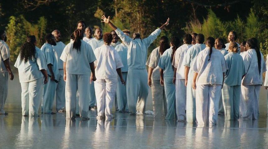 Trump'ın 'bağımsız rakibi' West, İsa peygamber gibi suda yürüyerek başkanlık seçimlerine gidiyor